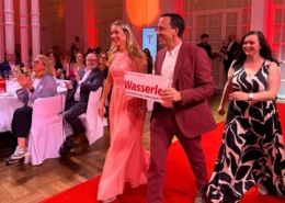 Freude bei der Auszeichnung „Deutschlands Beste Arbeitgeber“ von links Bianca Wasserle, Markus Wasserle und Melissa Ostler bei der Preisverleihung.