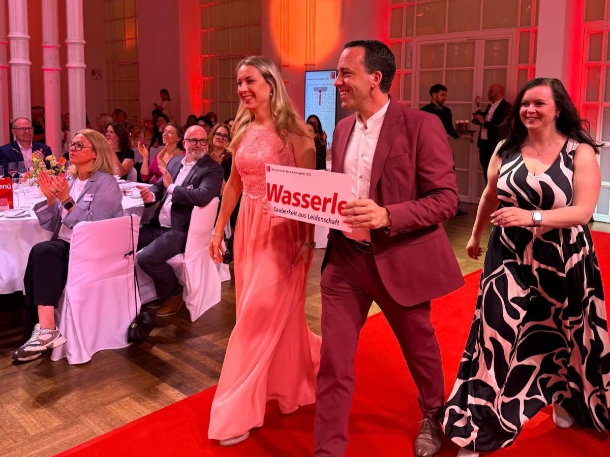 Freude bei der Auszeichnung „Deutschlands Beste Arbeitgeber“ von links Bianca Wasserle, Markus Wasserle und Melissa Ostler bei der Preisverleihung.