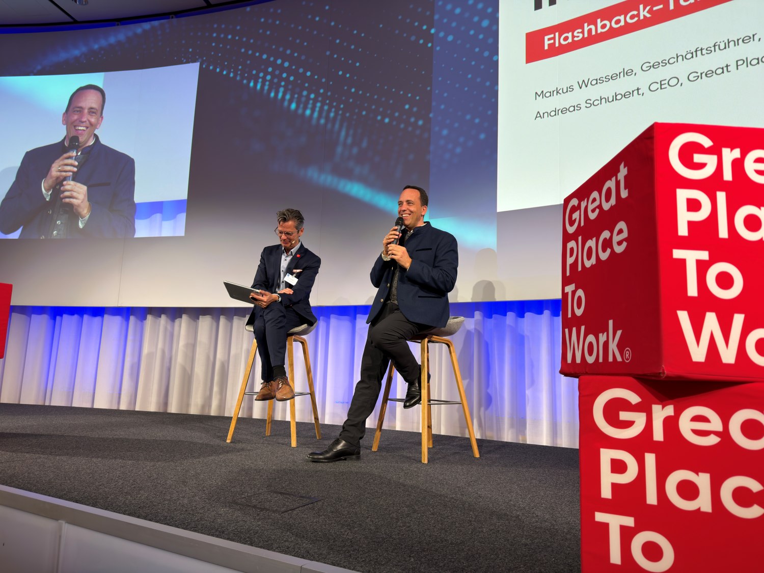 Markus Wasserle bei einem Interview mit Andreas Schubert auf der Bühne von Great Place To Work